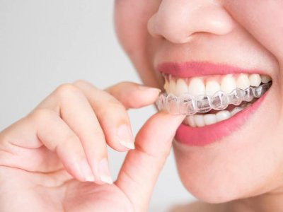 Correção discreta e eficaz com Invisalign.